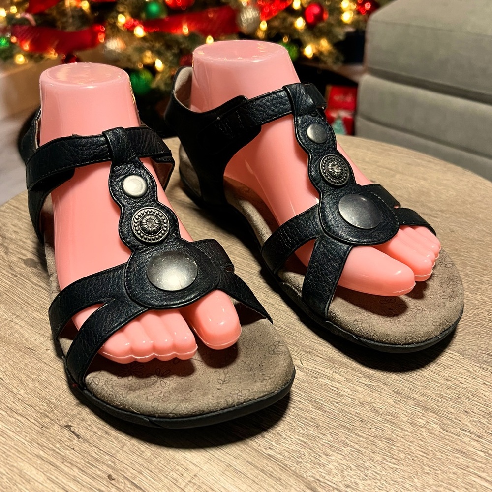 TAOS Women’s Treasure Sandals Black Leather size: 8